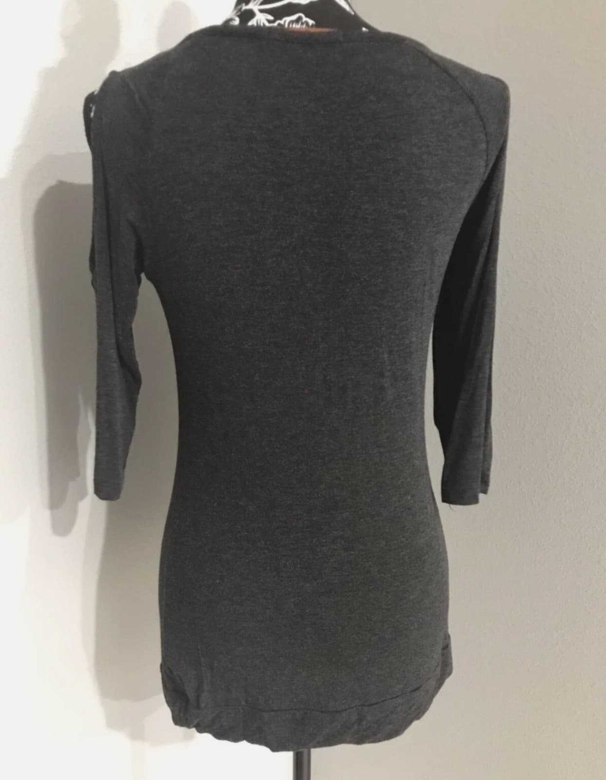 Belldini Gray Cold Shoulder Blouse Shirt Silver Rivets 3/4 Sleeve Size Small - Thumbnail 5