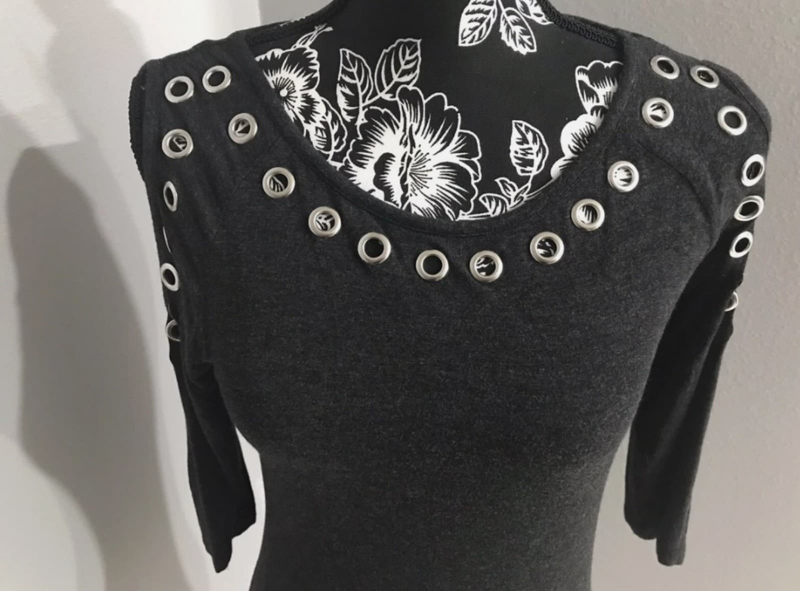 Belldini Gray Cold Shoulder Blouse Shirt Silver Rivets 3/4 Sleeve Size Small - Thumbnail 2