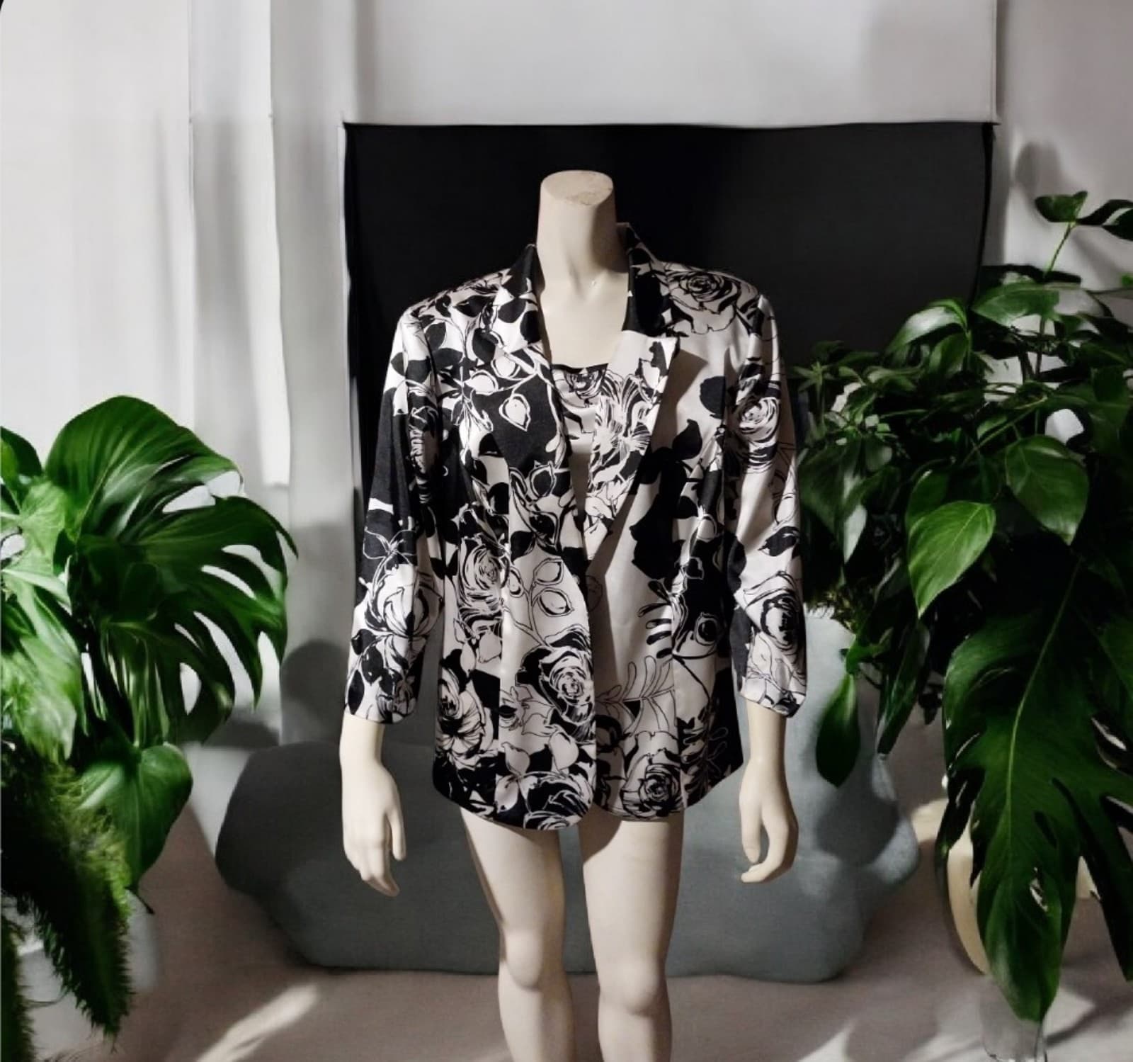 Alex Evenings, Womens Black & White Floral Top & Jacket. Size 2X - Image 1