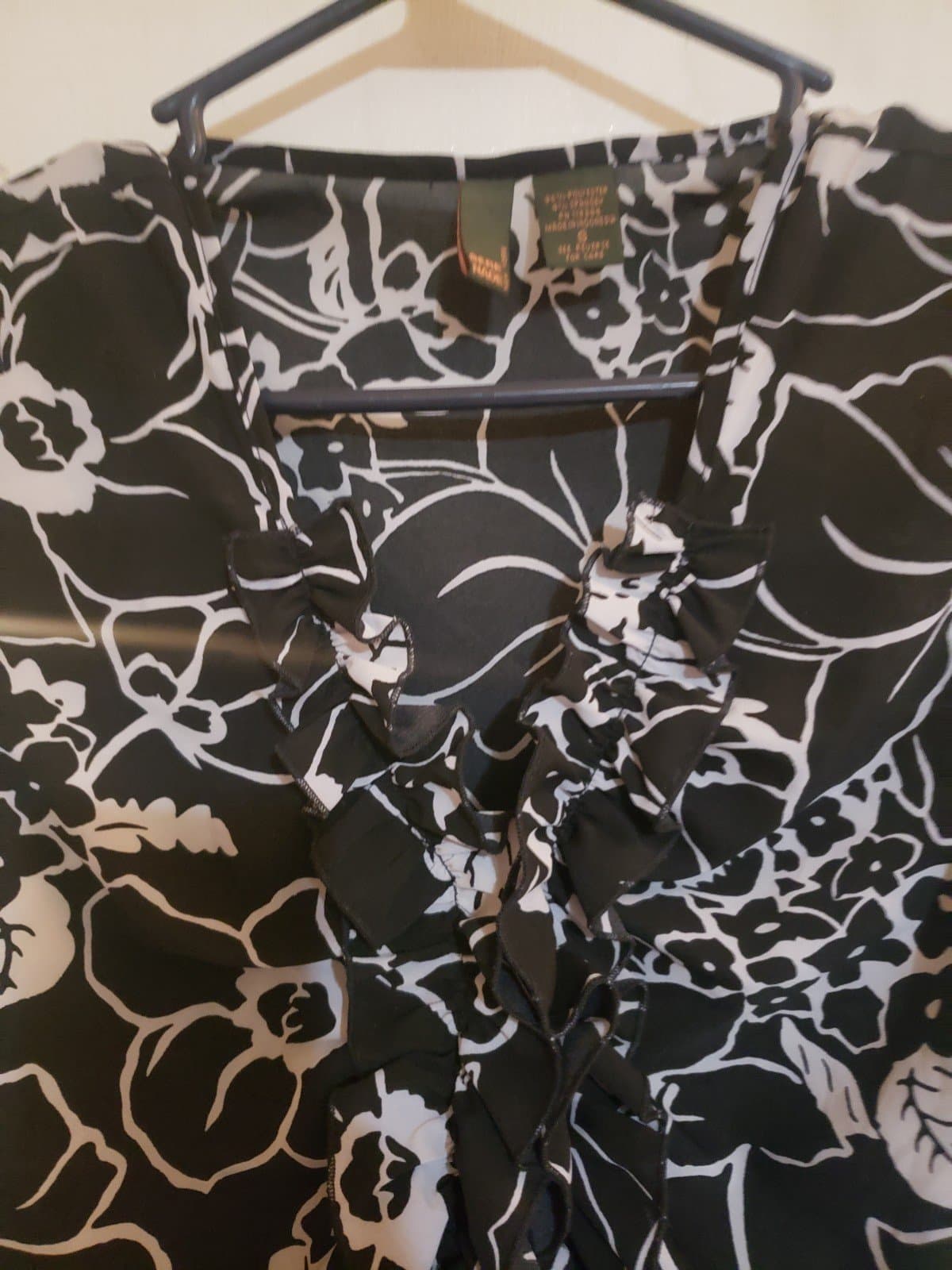 Womans ruffled buttoned up blouse - Thumbnail 5