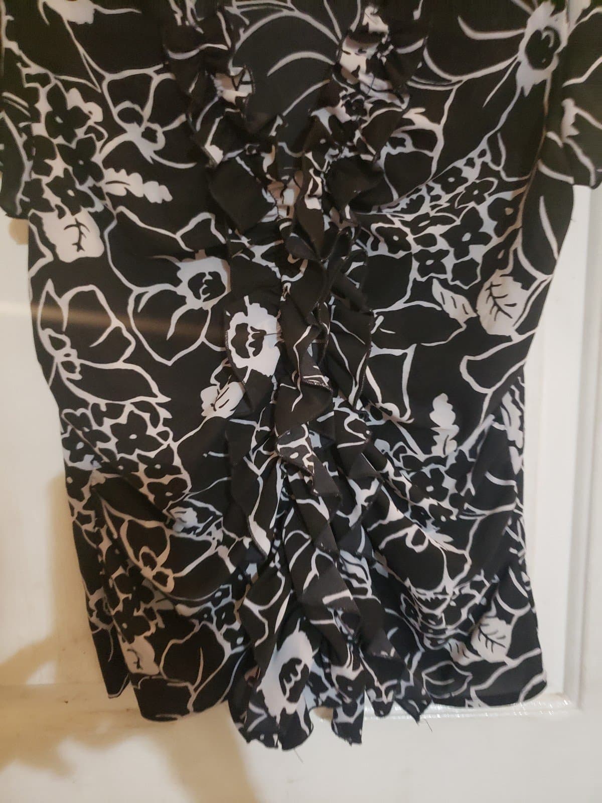 Womans ruffled buttoned up blouse - Thumbnail 2