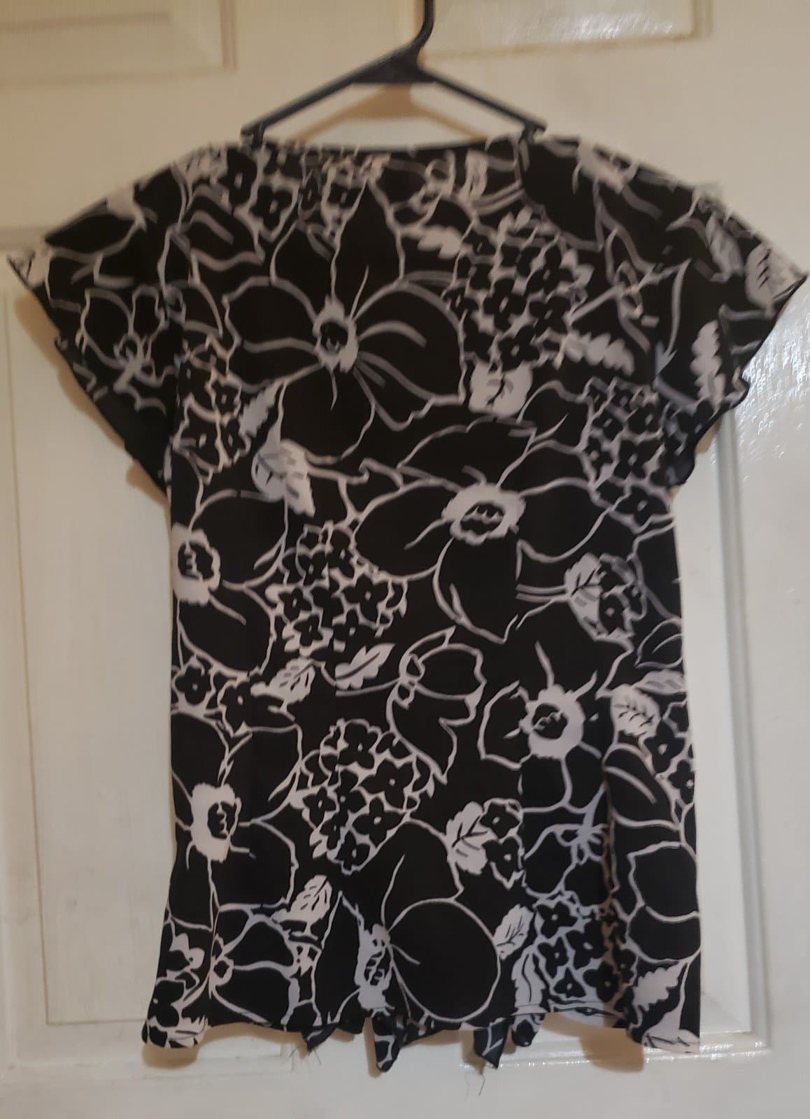 Womans ruffled buttoned up blouse - Thumbnail 3