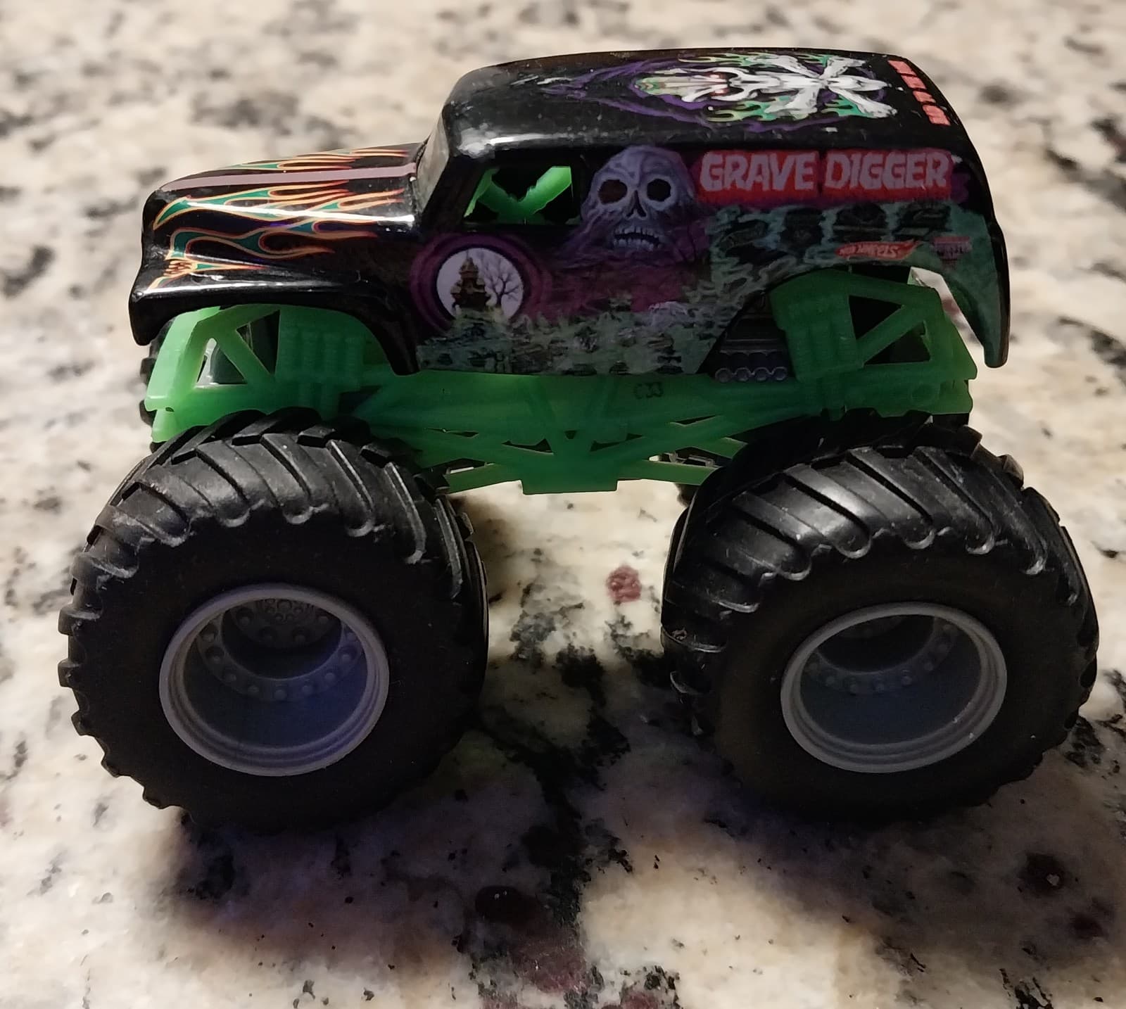 Hot Wheels Monster Jam Grave Digger 4-Time Champion Monster Truck - Image 1