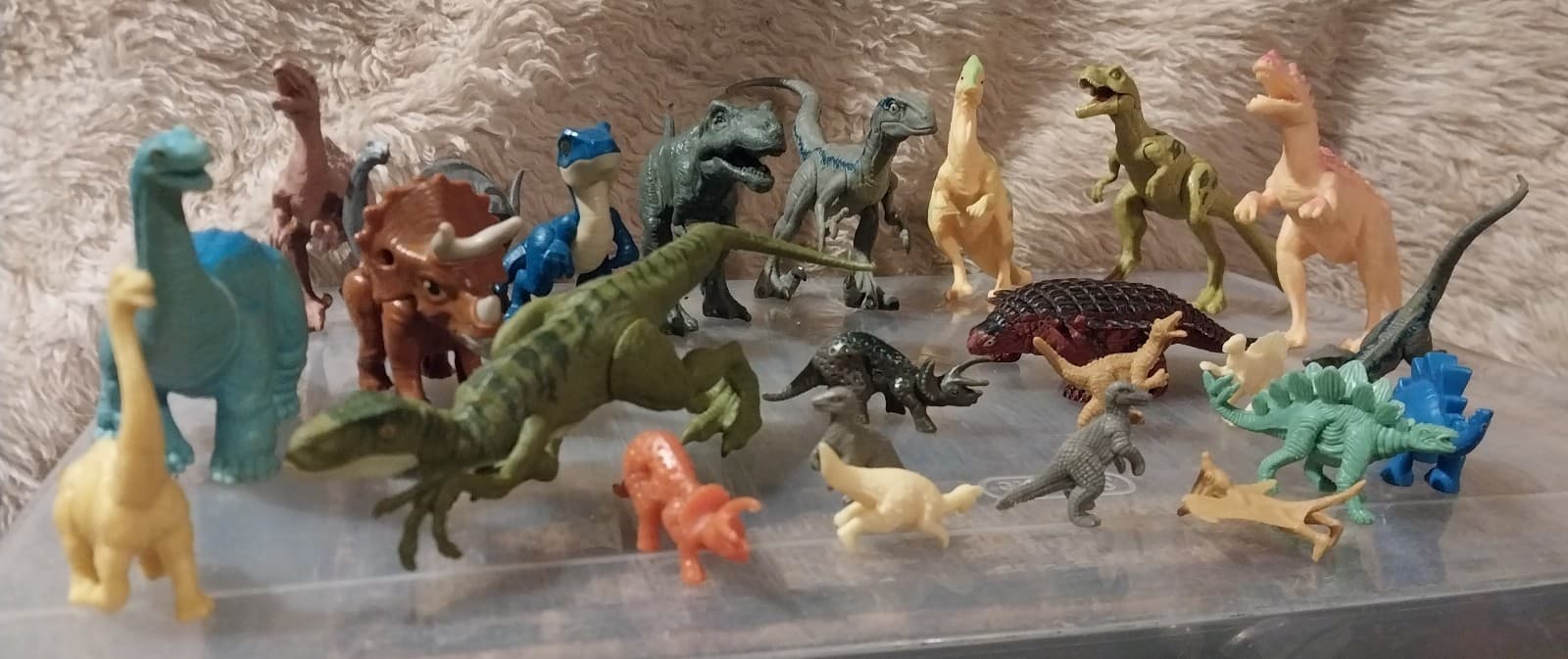 24 Assorted Dinosaur Figures. All in good condition. - Image 1