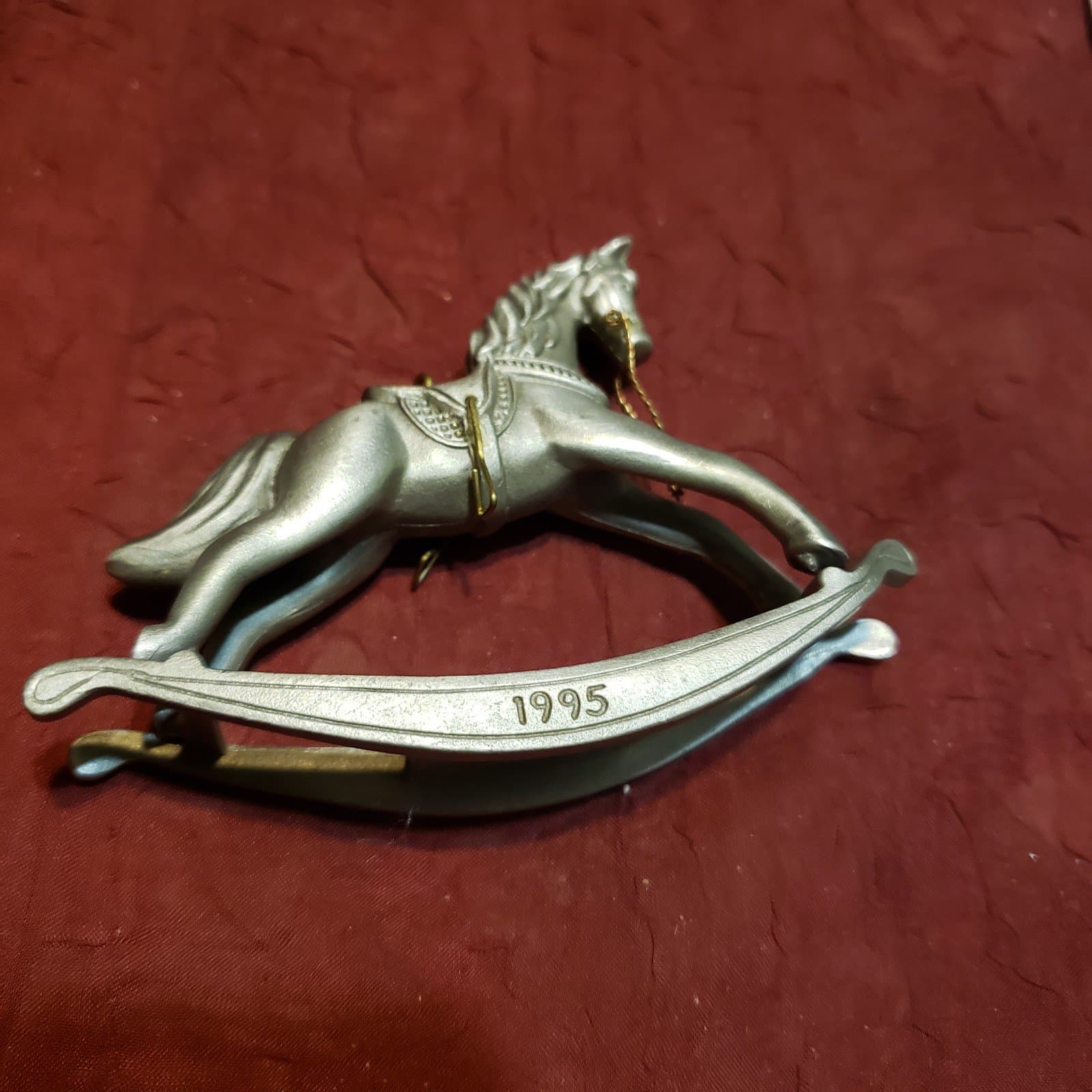 1995 HALLMARK KEEPSAKE CELEBRATING 15 YEARS PEWTER ROCKING HORSE ORNAMEN - Image 1