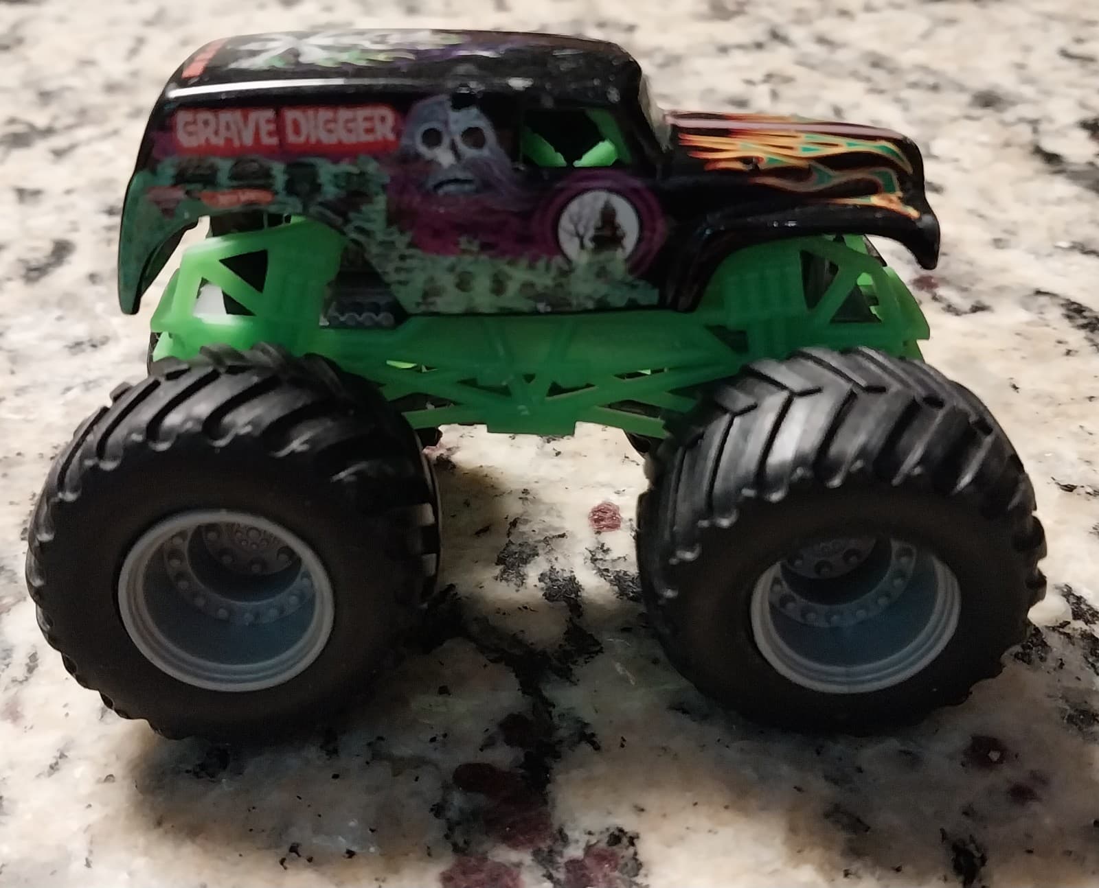 Hot Wheels Monster Jam Grave Digger 4-Time Champion Monster Truck - Thumbnail 3