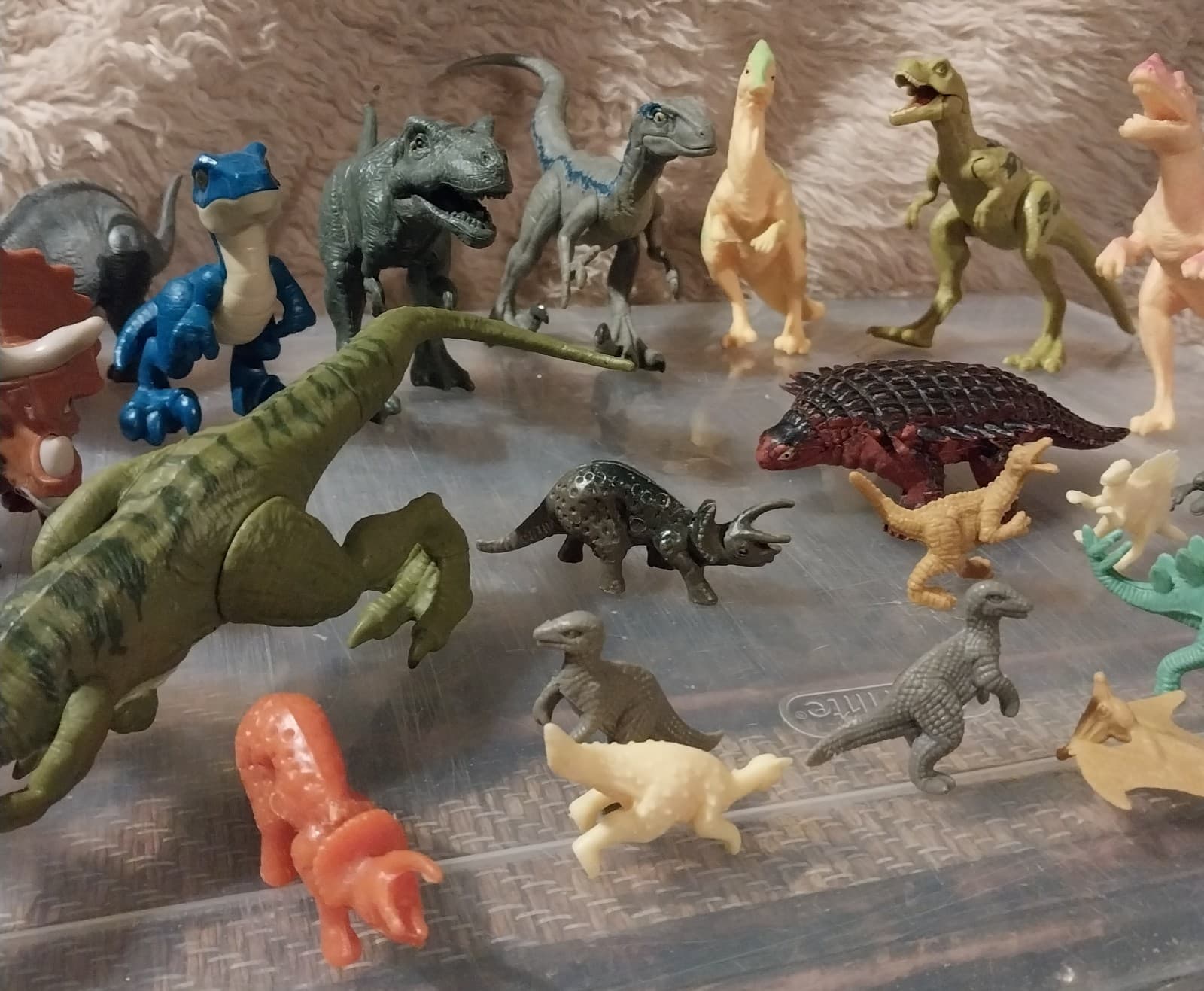 24 Assorted Dinosaur Figures. All in good condition. - Thumbnail 4