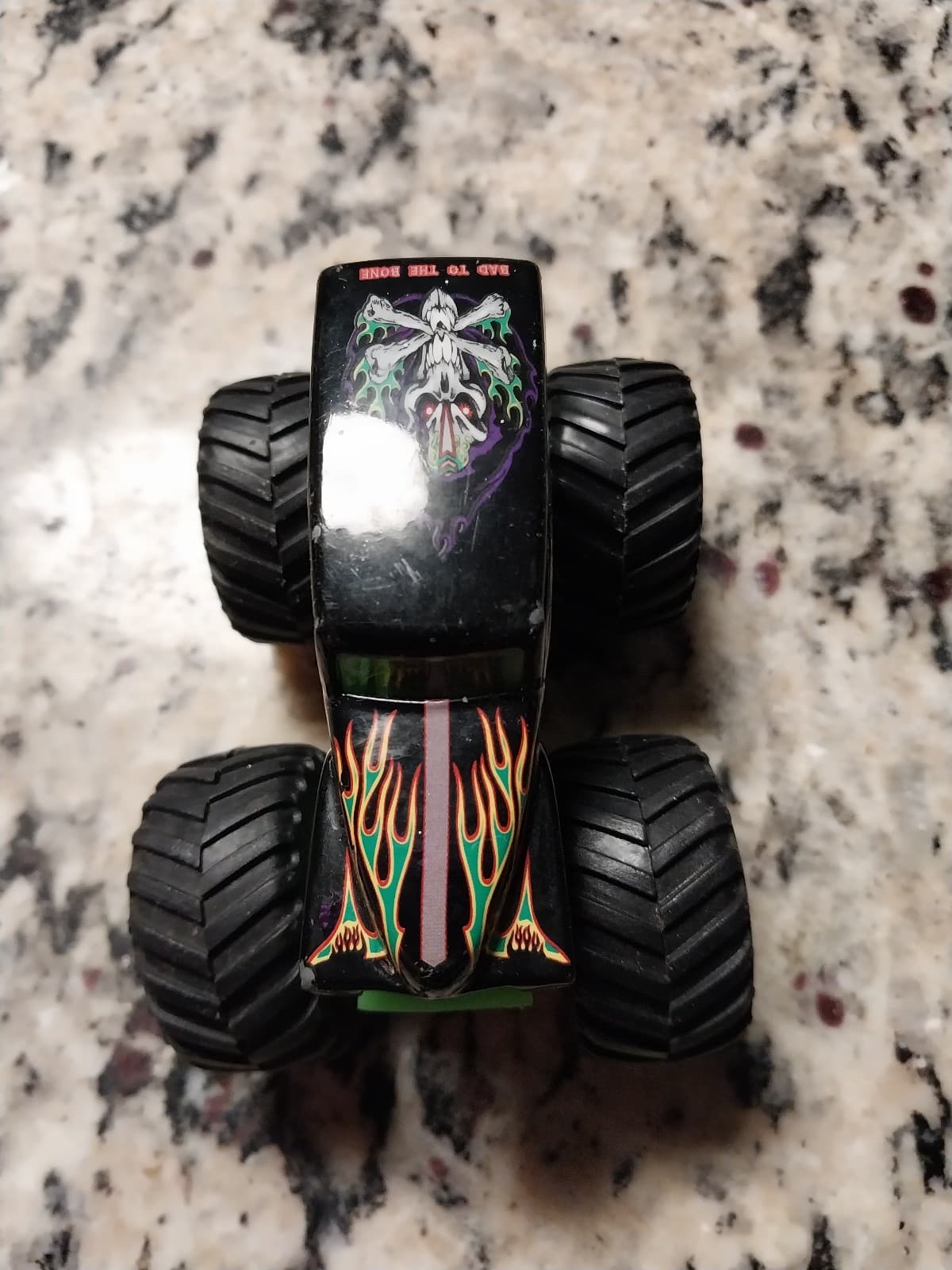 Hot Wheels Monster Jam Grave Digger 4-Time Champion Monster Truck - Thumbnail 5