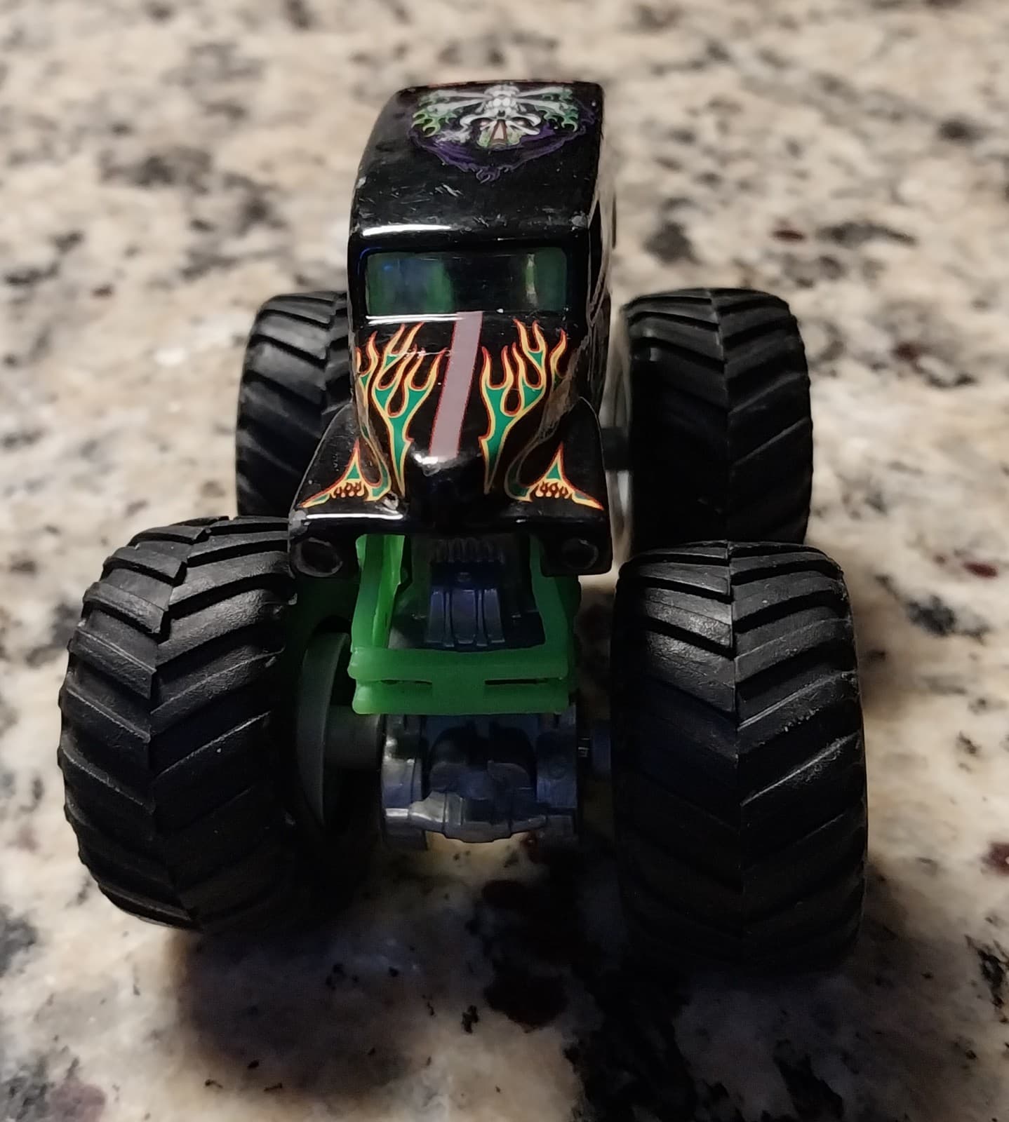 Hot Wheels Monster Jam Grave Digger 4-Time Champion Monster Truck - Thumbnail 2