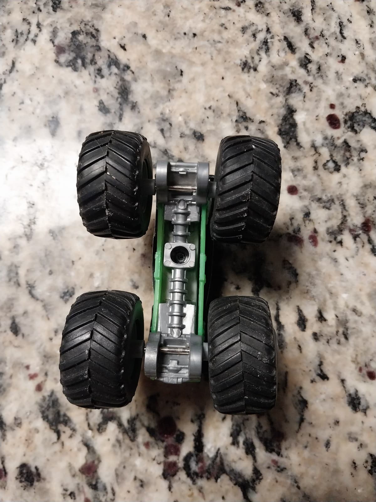 Hot Wheels Monster Jam Grave Digger 4-Time Champion Monster Truck - Thumbnail 7