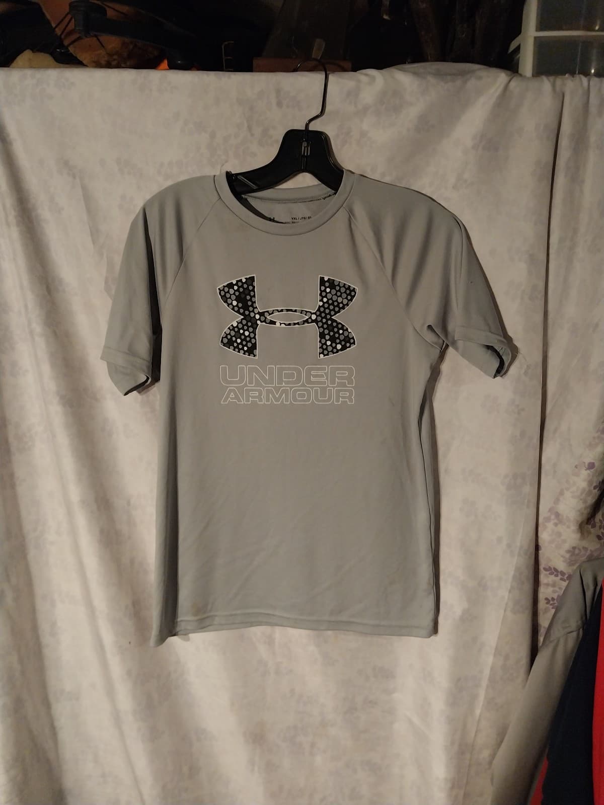 UNDER ARMOUR Boys Kids Logo Athletic T-Shirt Youth Size XL Gray Basketball Fit - Image 1