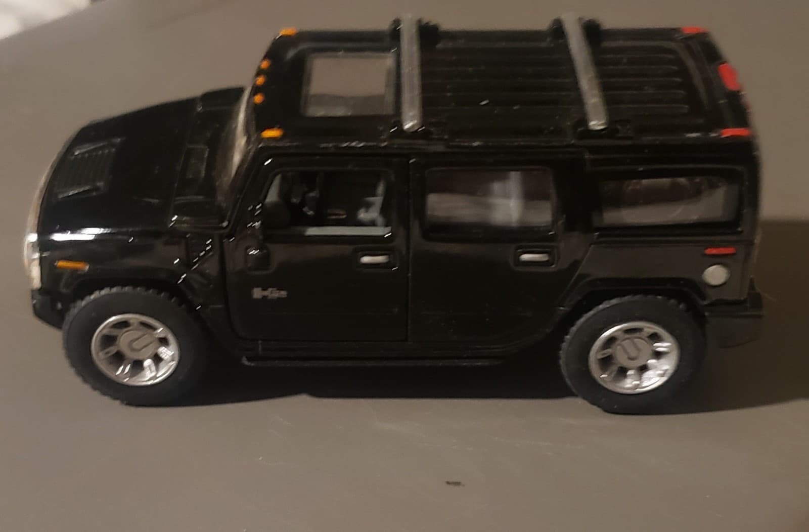 Maisto 1:27 Scale Diecast Toy Hummer H2 SUV - Black - Image 1