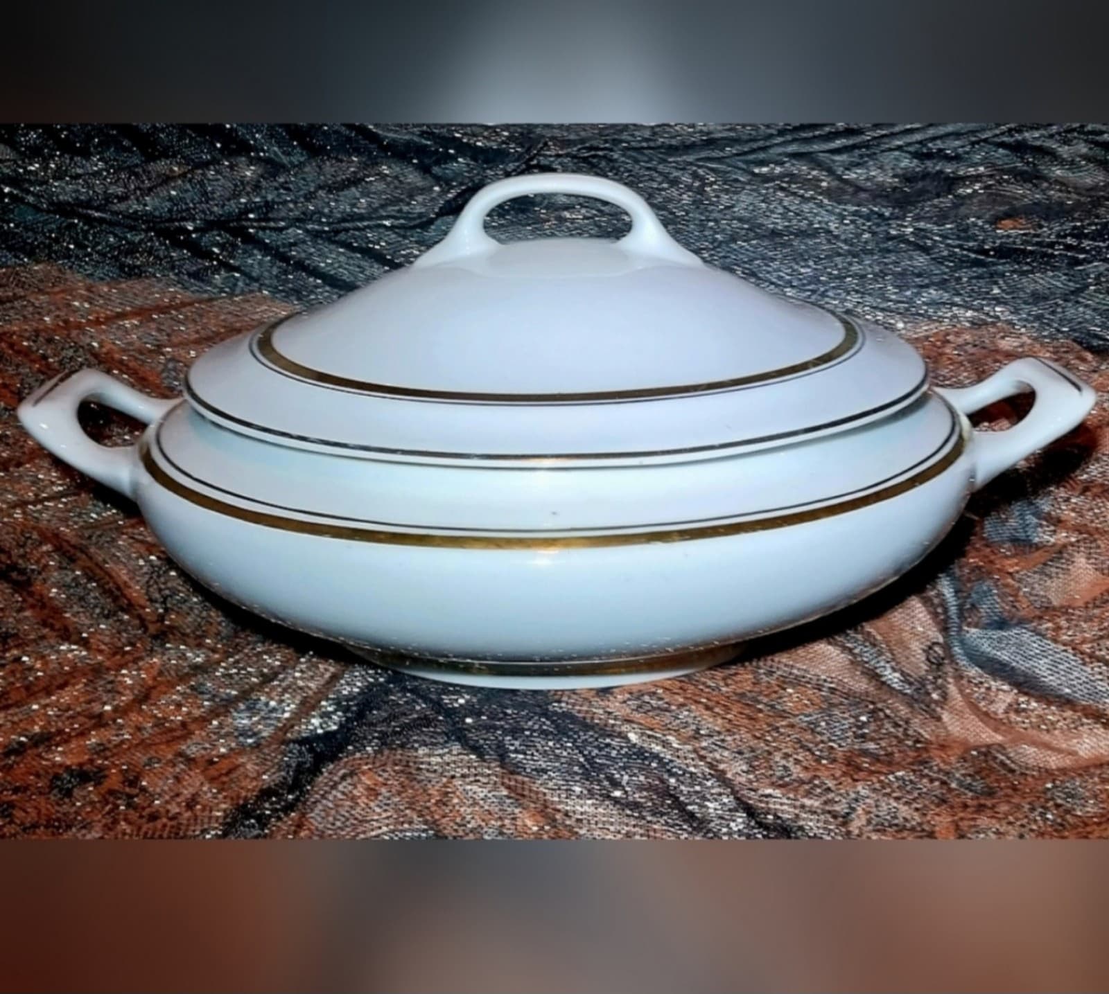 Royal Chatham Fine China. Elegant white & gold ceramic dish with lid - Image 1