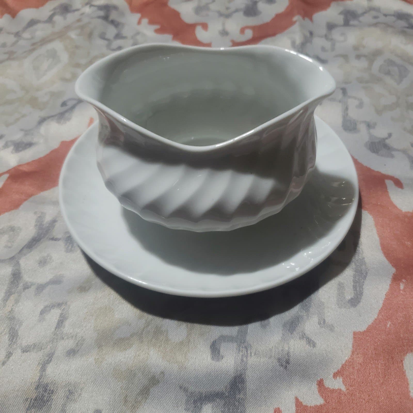 Vintage Myott Staffordshire England Olde Chelsea White Gravy Boat Pre-Owned - Image 1