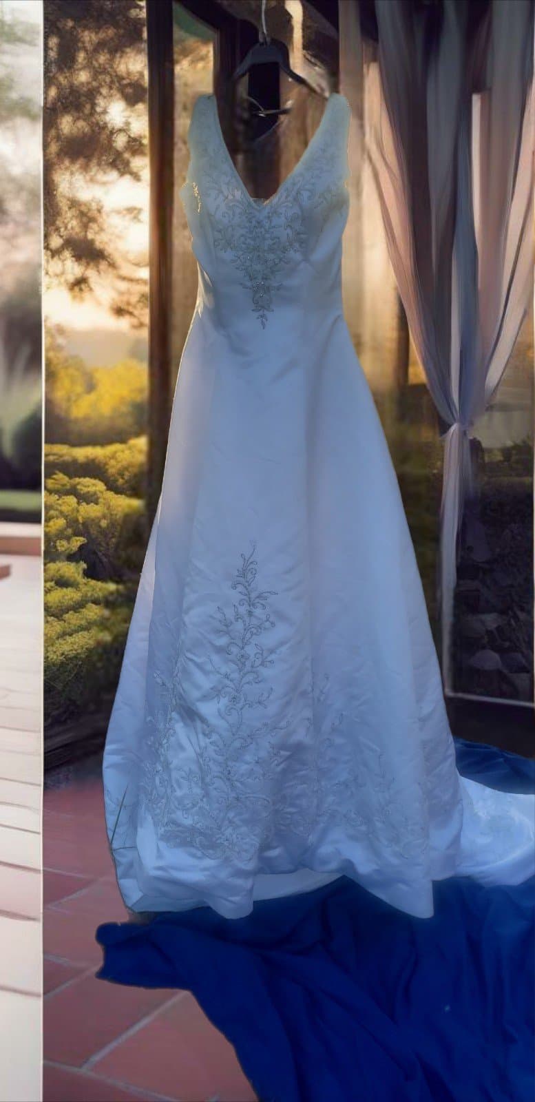 Raylia Wedding Dress. White Silver Color - Thumbnail 3