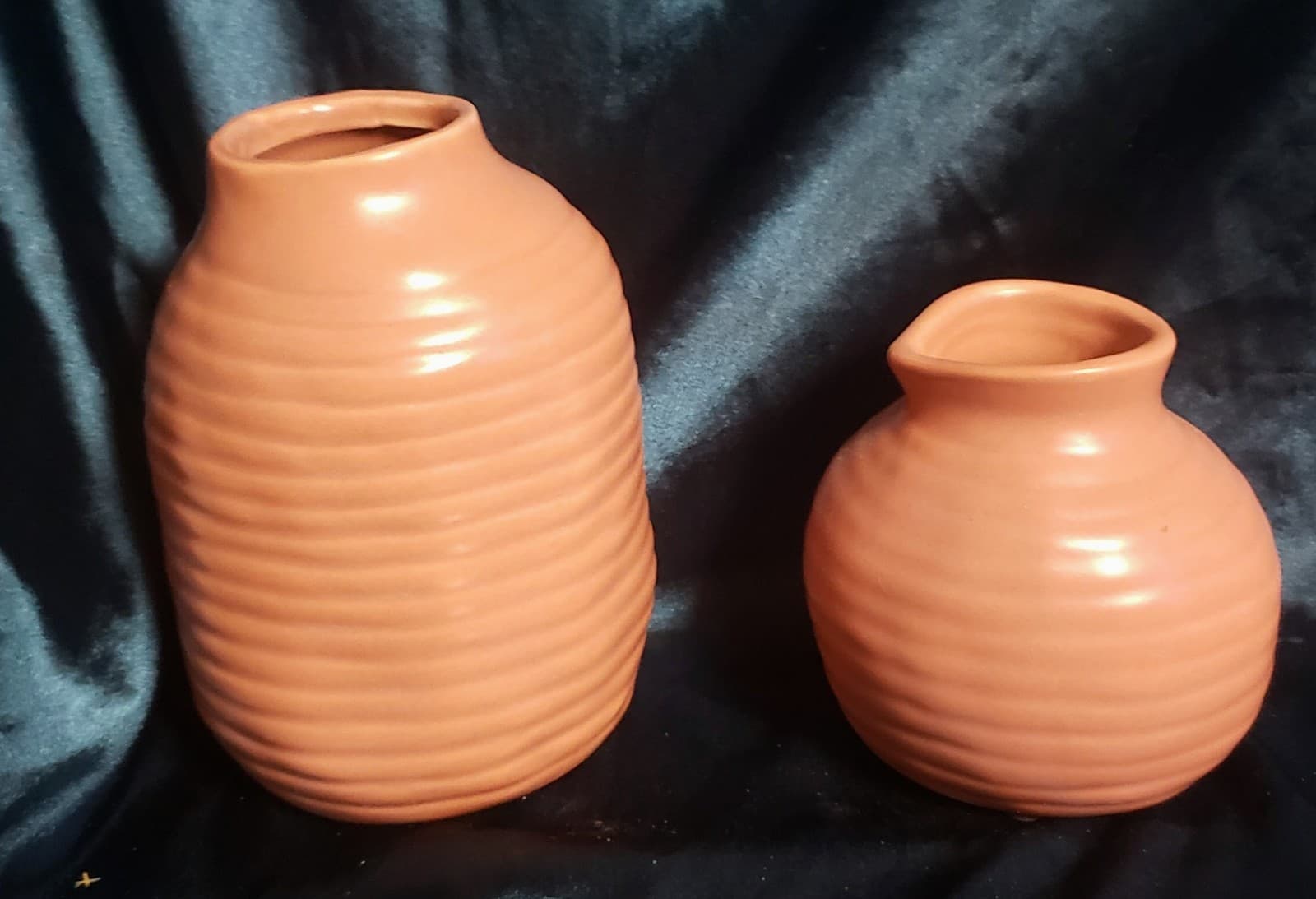 Set Of 2 Ribbed vases. Good vintage condition. - Thumbnail 2