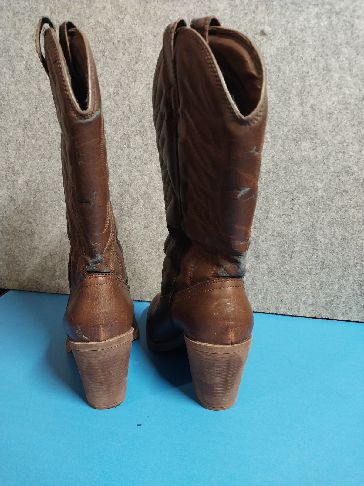 Xhilaration Brown Leather boots. Boots show wear and tear as they are not new - Thumbnail 4
