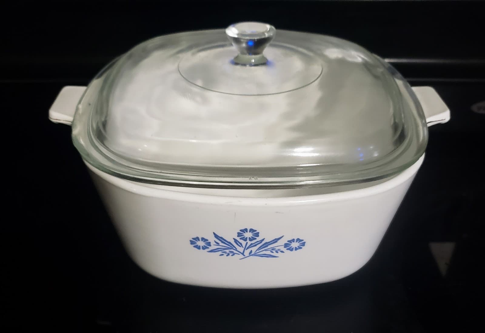 1960's Vintage Discontinued Collectible Corning Ware. A 2 1/2 Qt Blue Cornflower - Image 1