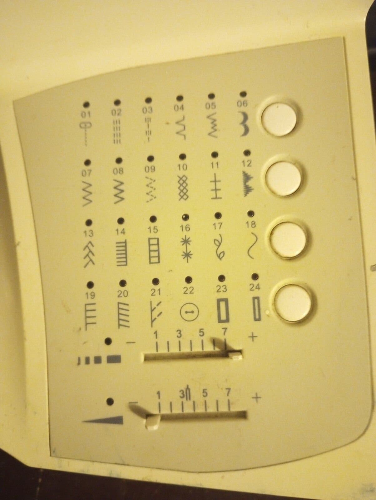 Sewing machine SINGER FUTURA CE-150 SEWING MACHINE **NO POWER CORD - Thumbnail 2