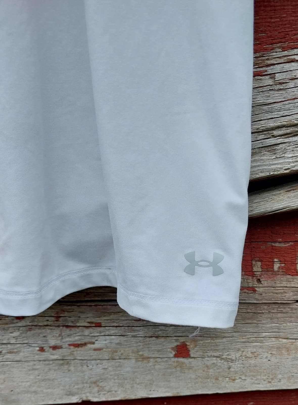 Under Armor Women's White Loose Coupe Lache Buelto. Size Small - Thumbnail 2