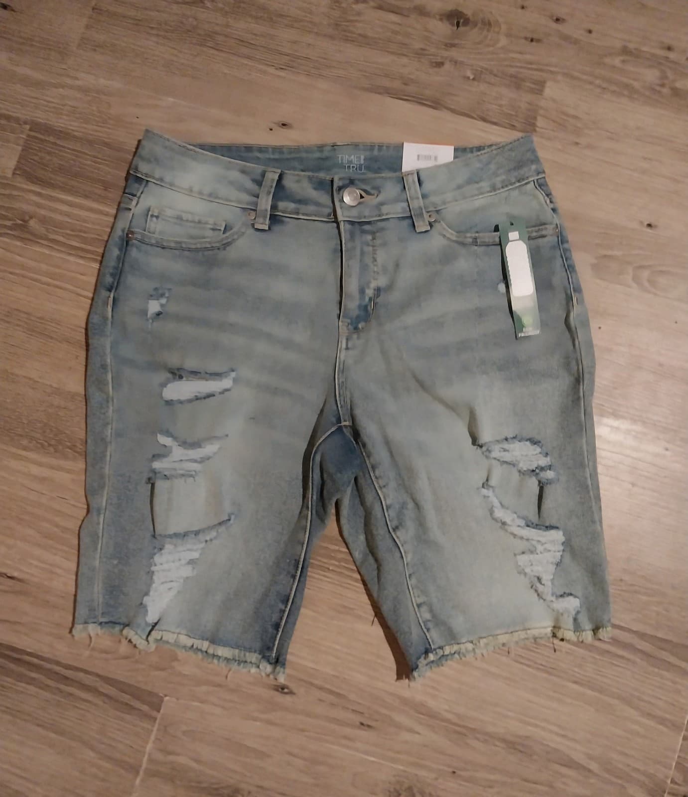Time and Tru, New Women's Size 10 Denim Bermuda Shorts Light Wash. - Image 1