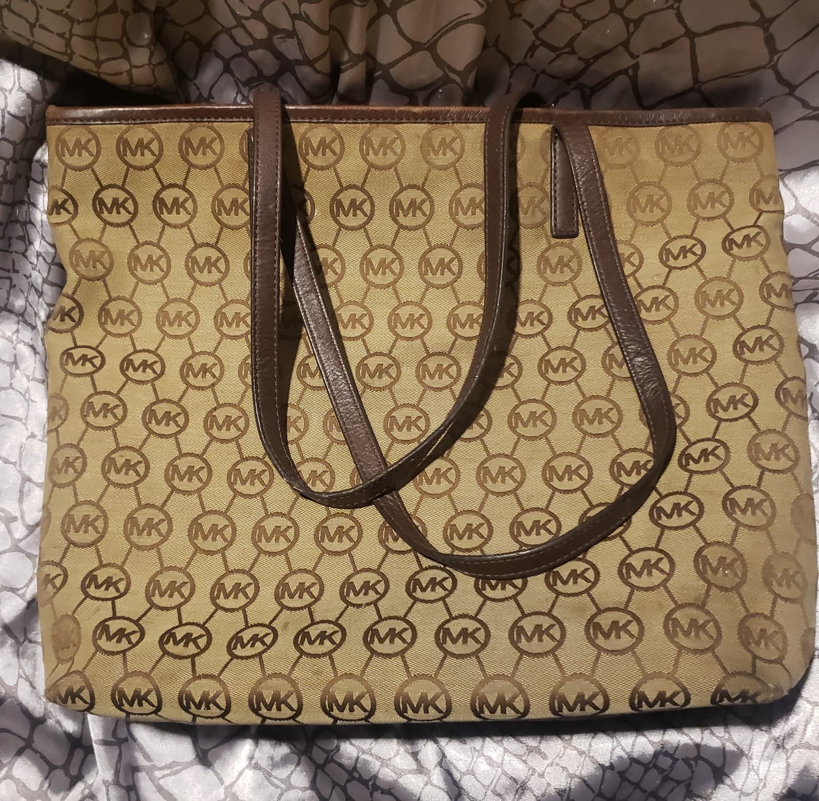 Michael Kors Handbag. Monogrammed Purse. Previously loved - Thumbnail 8