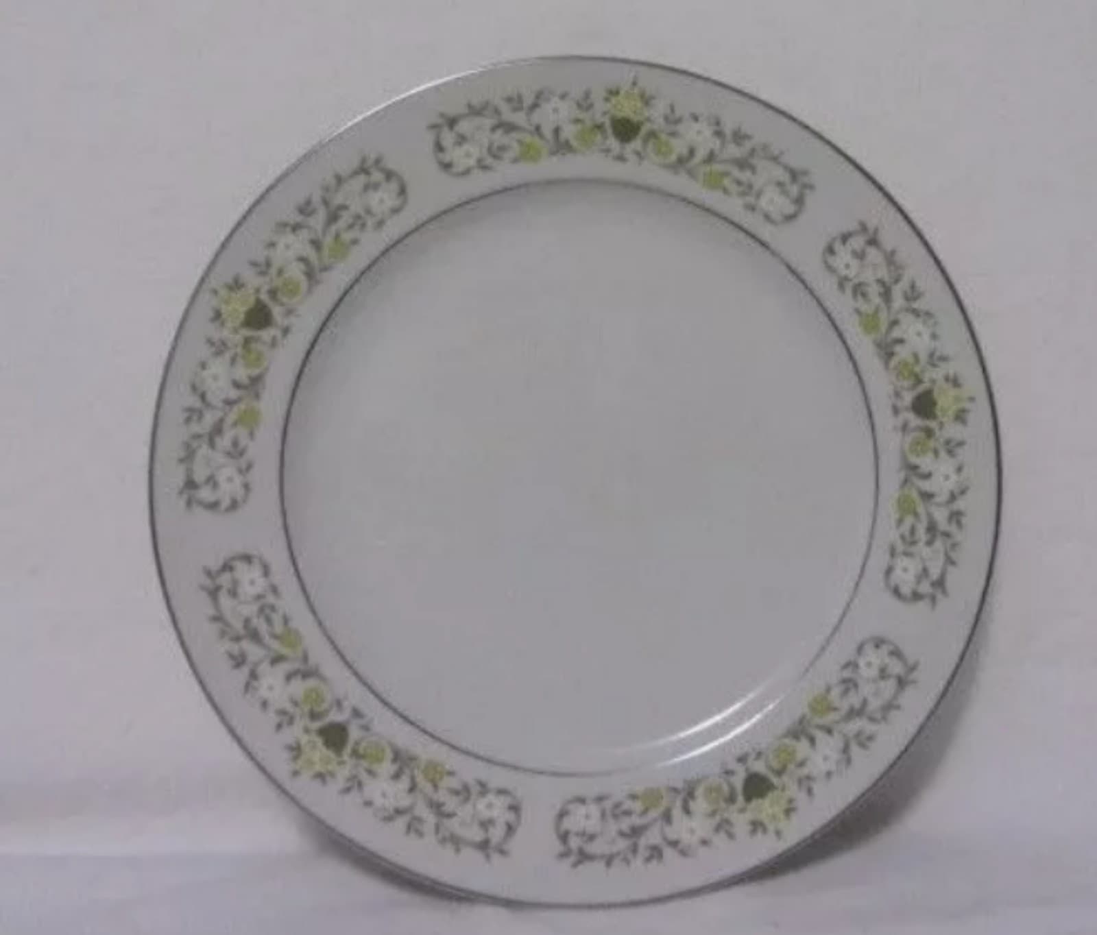 3 STERLING FINE CHINA PORCELAIN FLORENTINE PATTERN PLATINUM EDGE DINNER PLATES. - Image 1