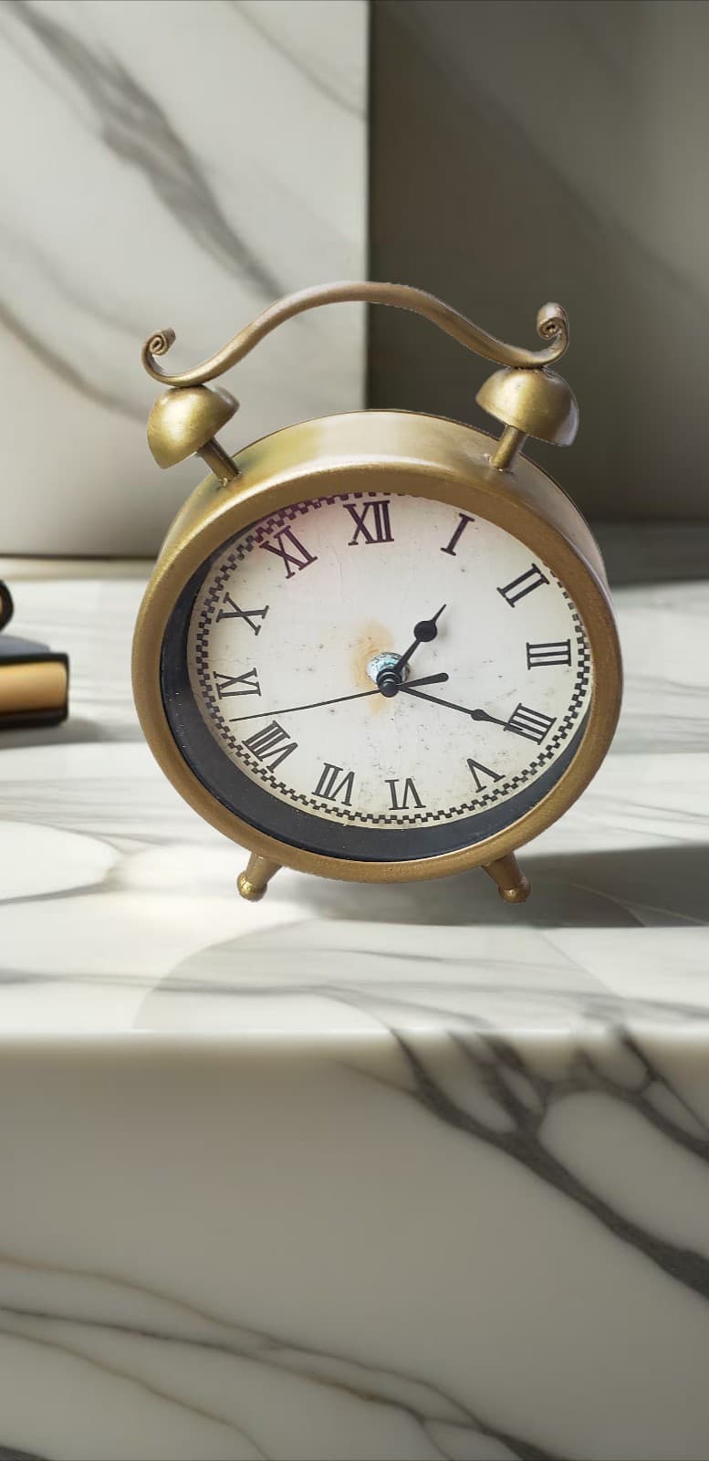 Quartz old alarm clock. Requires 1 AA battery - Image 1