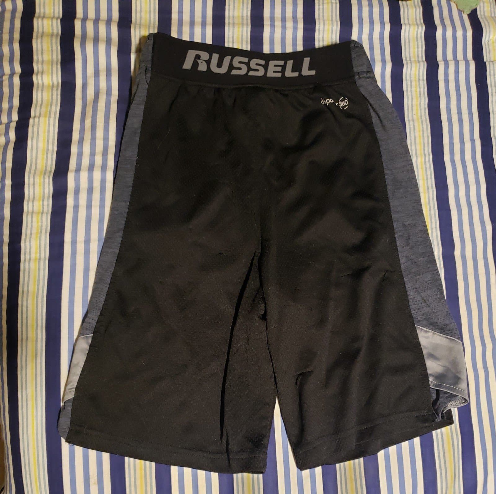 Russell Boys' Training Shorts. Size 6/7 - Thumbnail 3