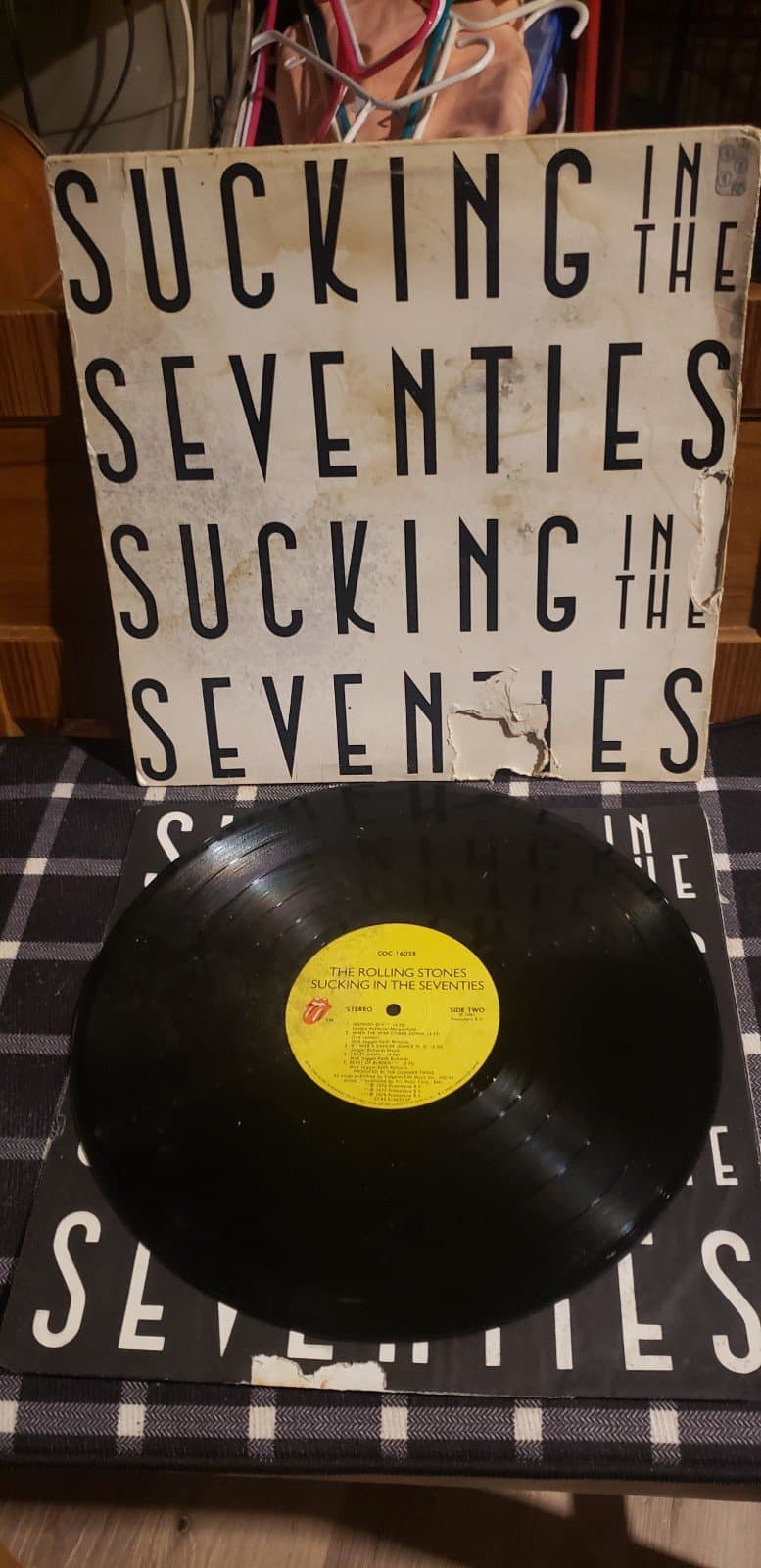 The Rolling Stones – Sucking In The Seventies – CUNS 39112 – (90-95%) – English - Image 1