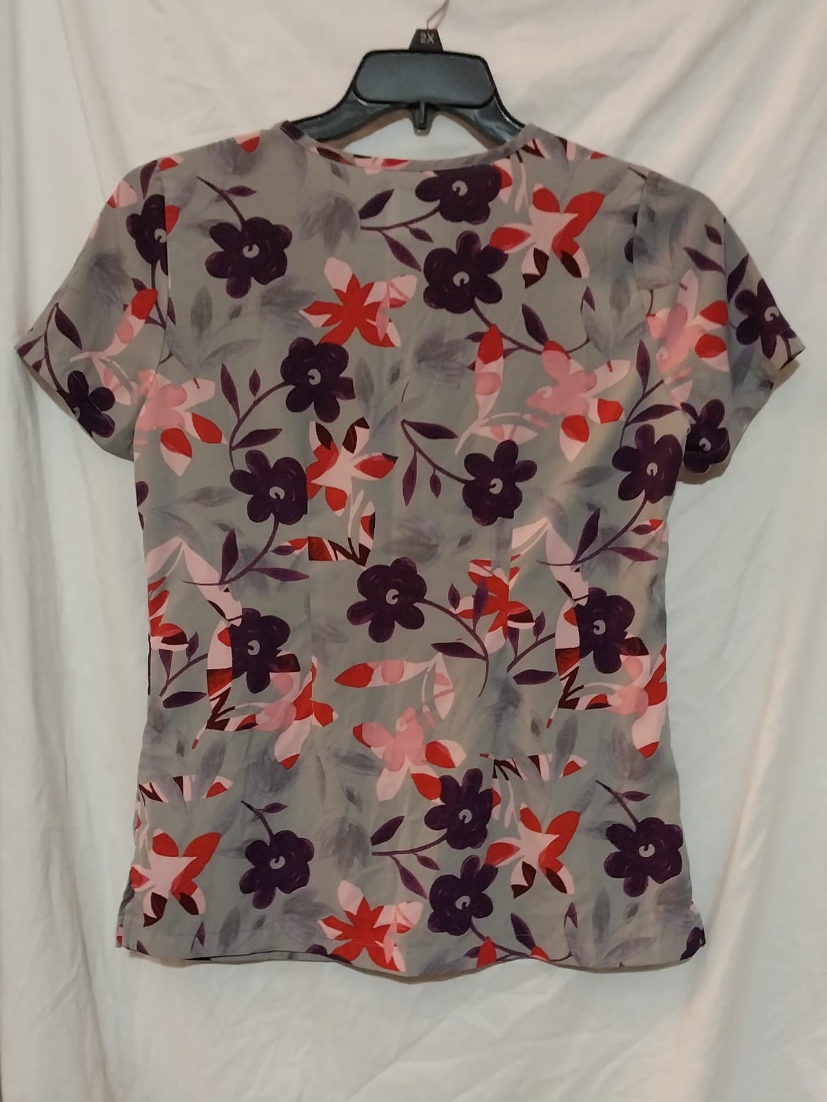 Butter-Soft Matisse Floral Silver Women's 1-Pocket V-Neck Tuck-In Print Scrub - Thumbnail 2