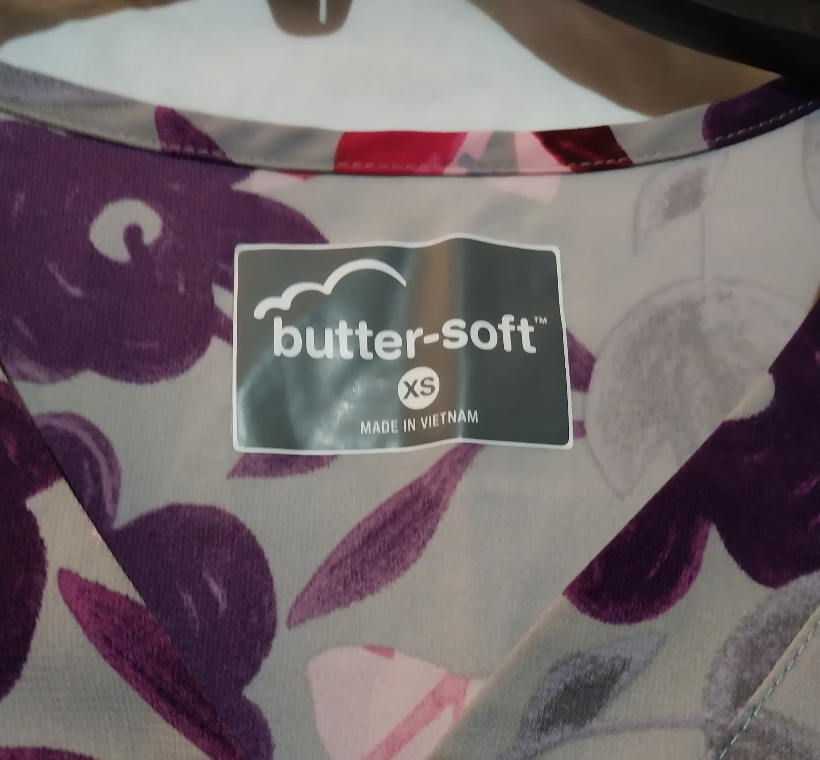 Butter-Soft Matisse Floral Silver Women's 1-Pocket V-Neck Tuck-In Print Scrub - Thumbnail 3