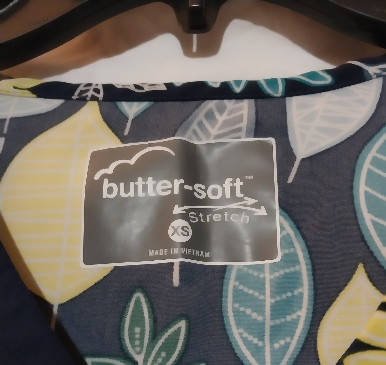 Butter-Soft STRETCH Swedish Leaves Navy Women's 1-Pocket Tuck-In V-Neck Print - Thumbnail 2