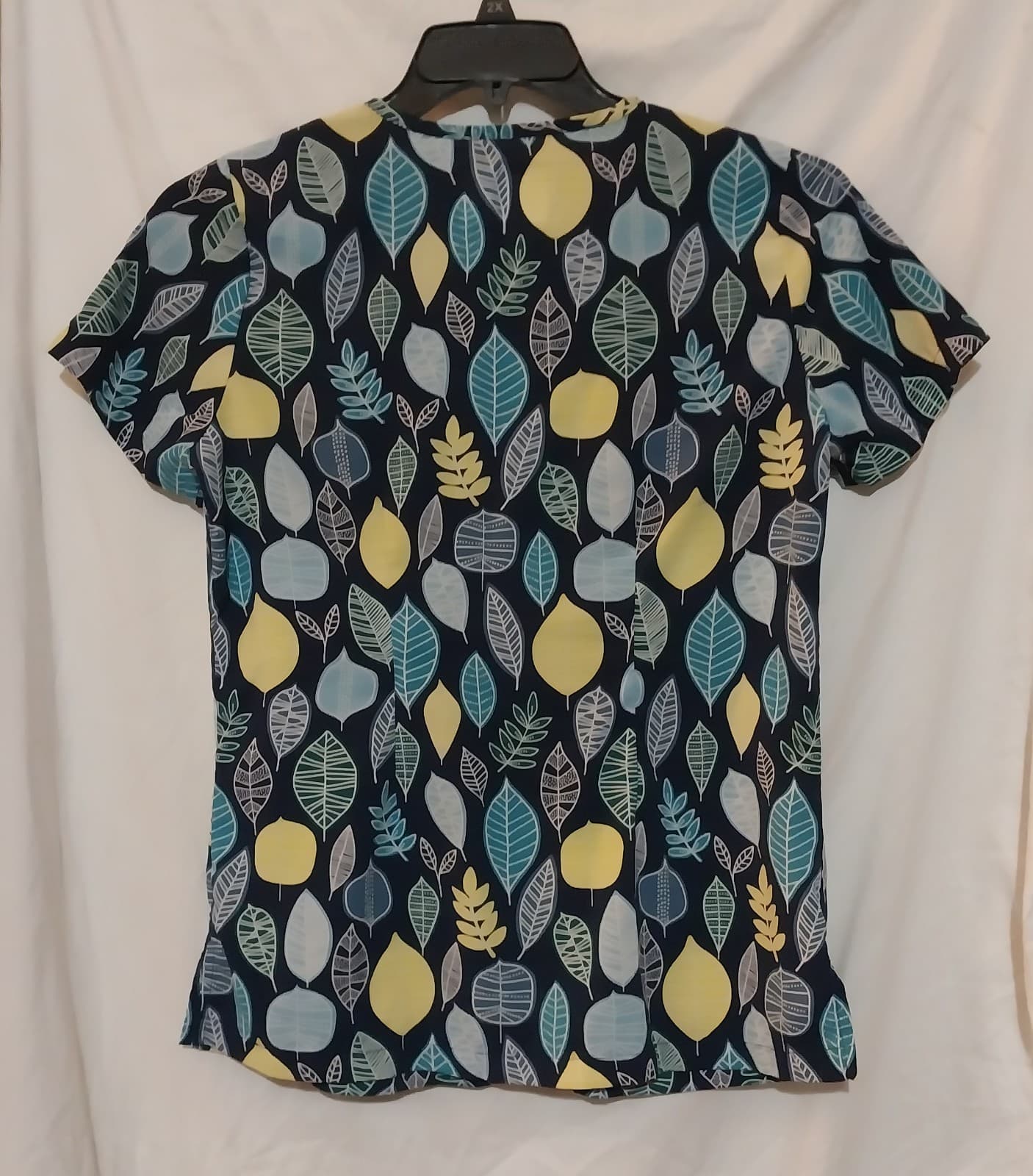 Butter-Soft STRETCH Swedish Leaves Navy Women's 1-Pocket Tuck-In V-Neck Print - Thumbnail 3