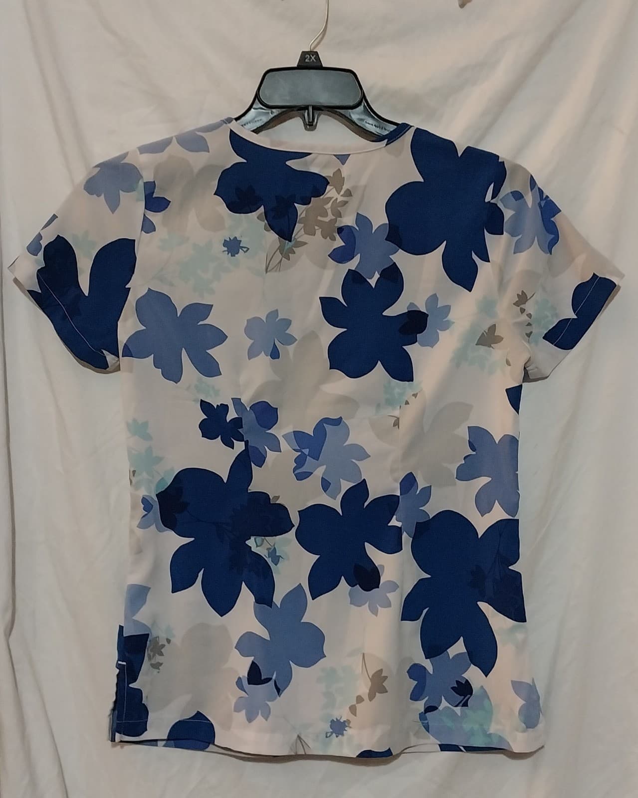 Butter-Soft STRETCH Floral Shades White Printed Women's 1-Pocket V-Neck - Thumbnail 2