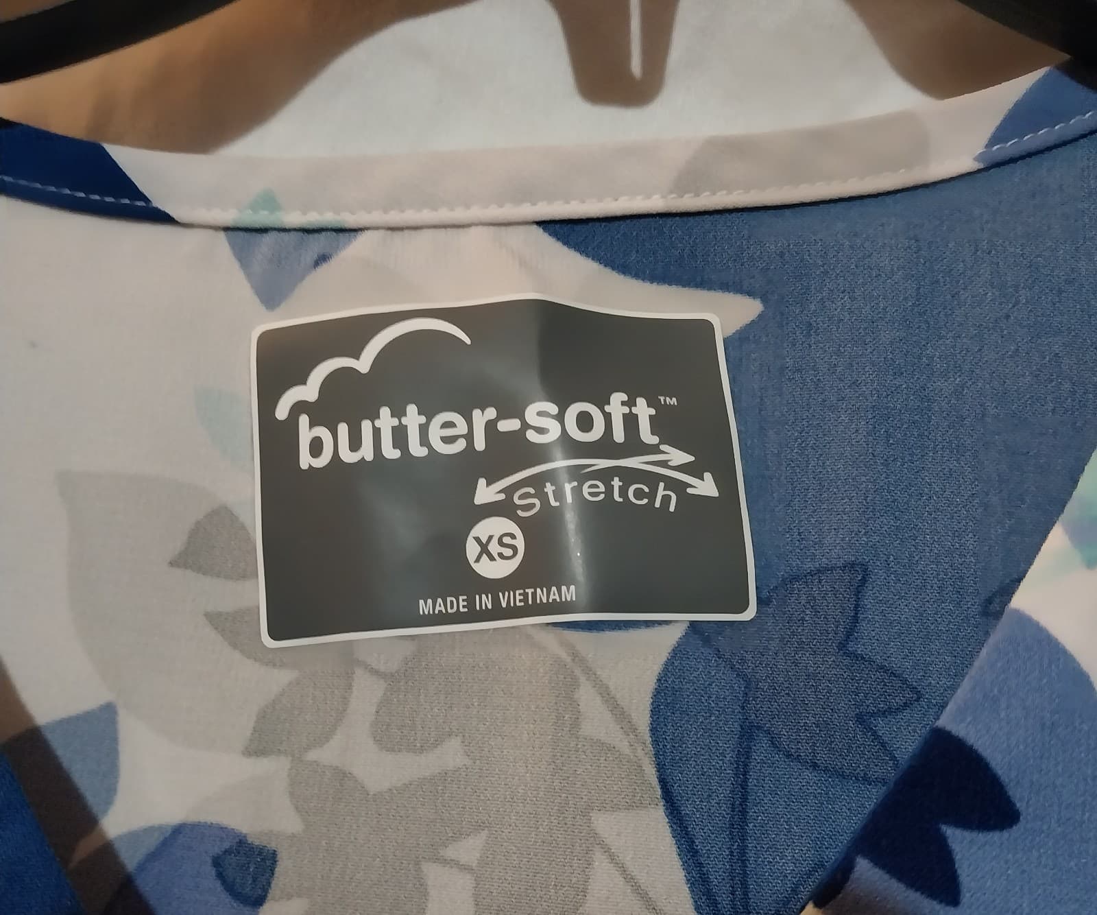 Butter-Soft STRETCH Floral Shades White Printed Women's 1-Pocket V-Neck - Thumbnail 3