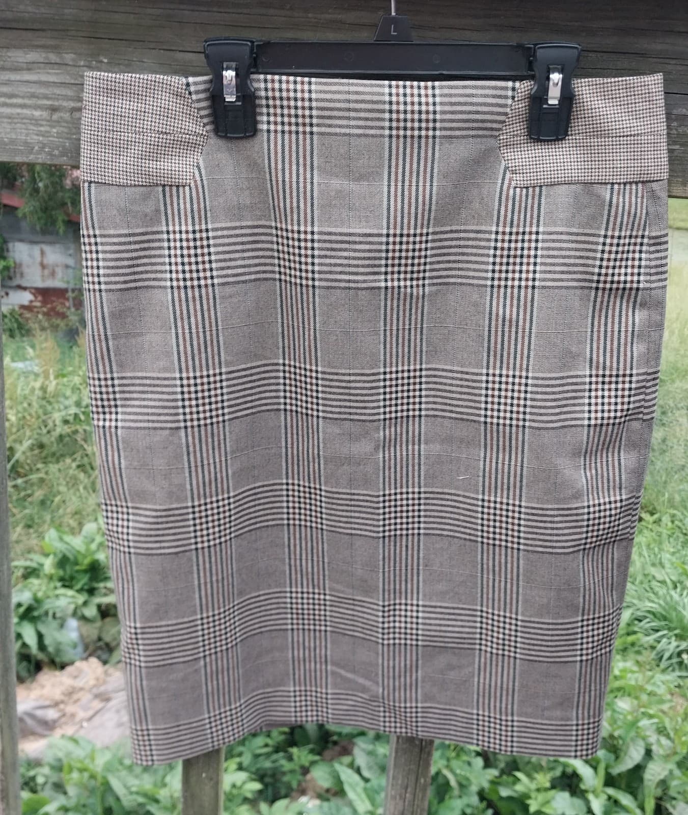 THE LIMITED GRAY PLAID PENCIL SKIRT STRETCH WITH ZIPPER BACK SIZE 6. KNEE LENGTH - Image 1
