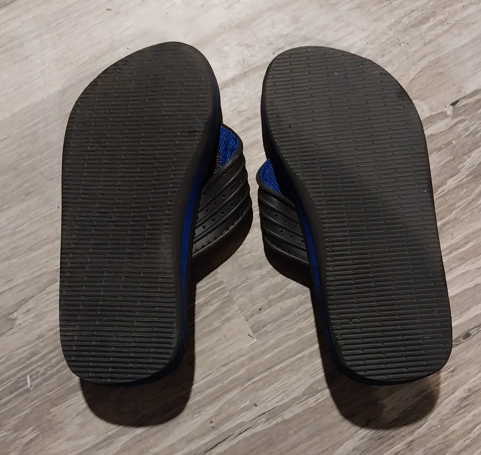 Black sandals in toddler size. - Thumbnail 3