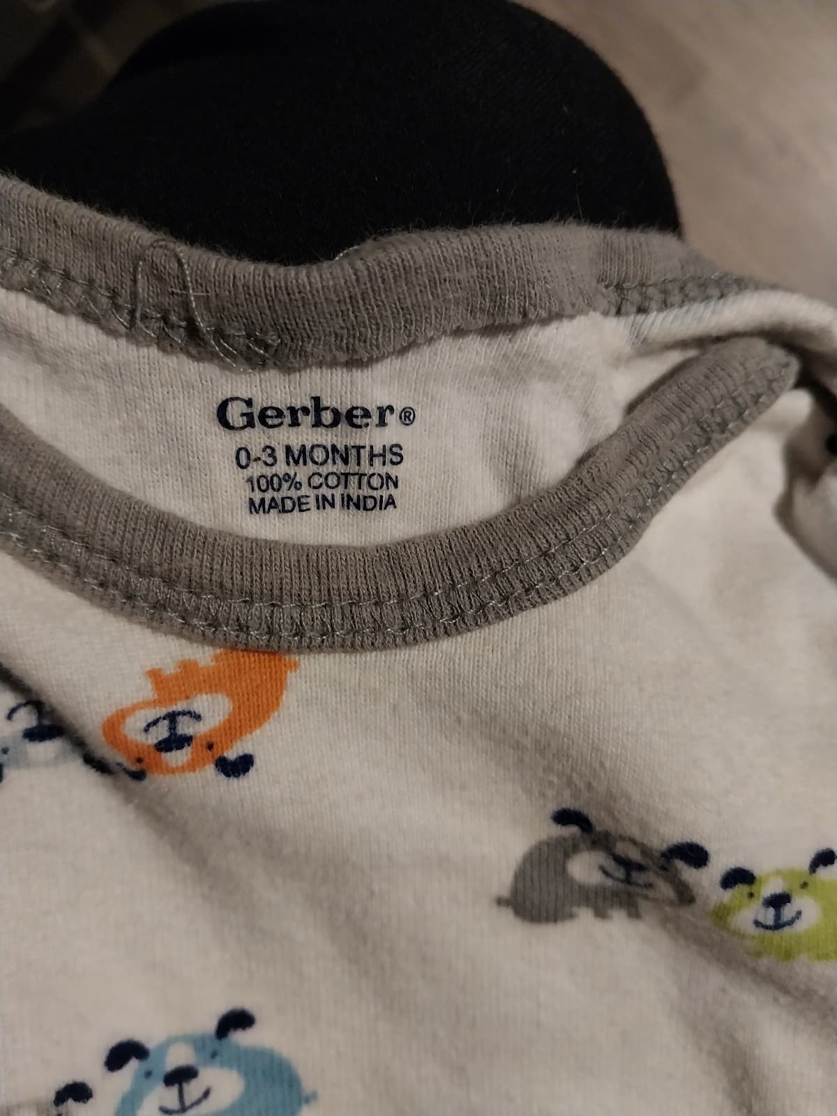 Gerber Onesie with Dogs. Size 0-3 months - Thumbnail 3