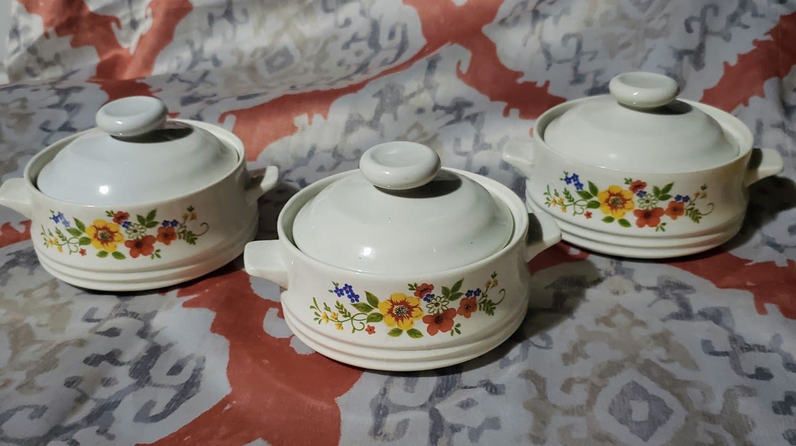1980 Sweet Flowers Bake Serve and Store Stoneware Covered Dishes ( set of 3) - Thumbnail 2