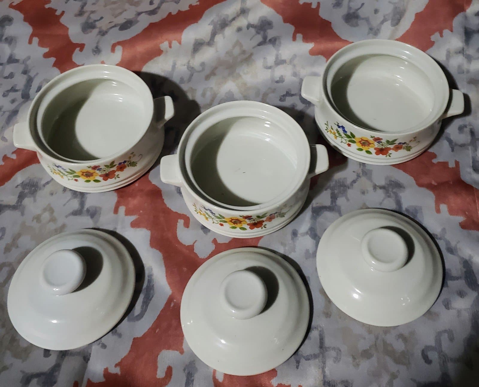 1980 Sweet Flowers Bake Serve and Store Stoneware Covered Dishes ( set of 3) - Thumbnail 3