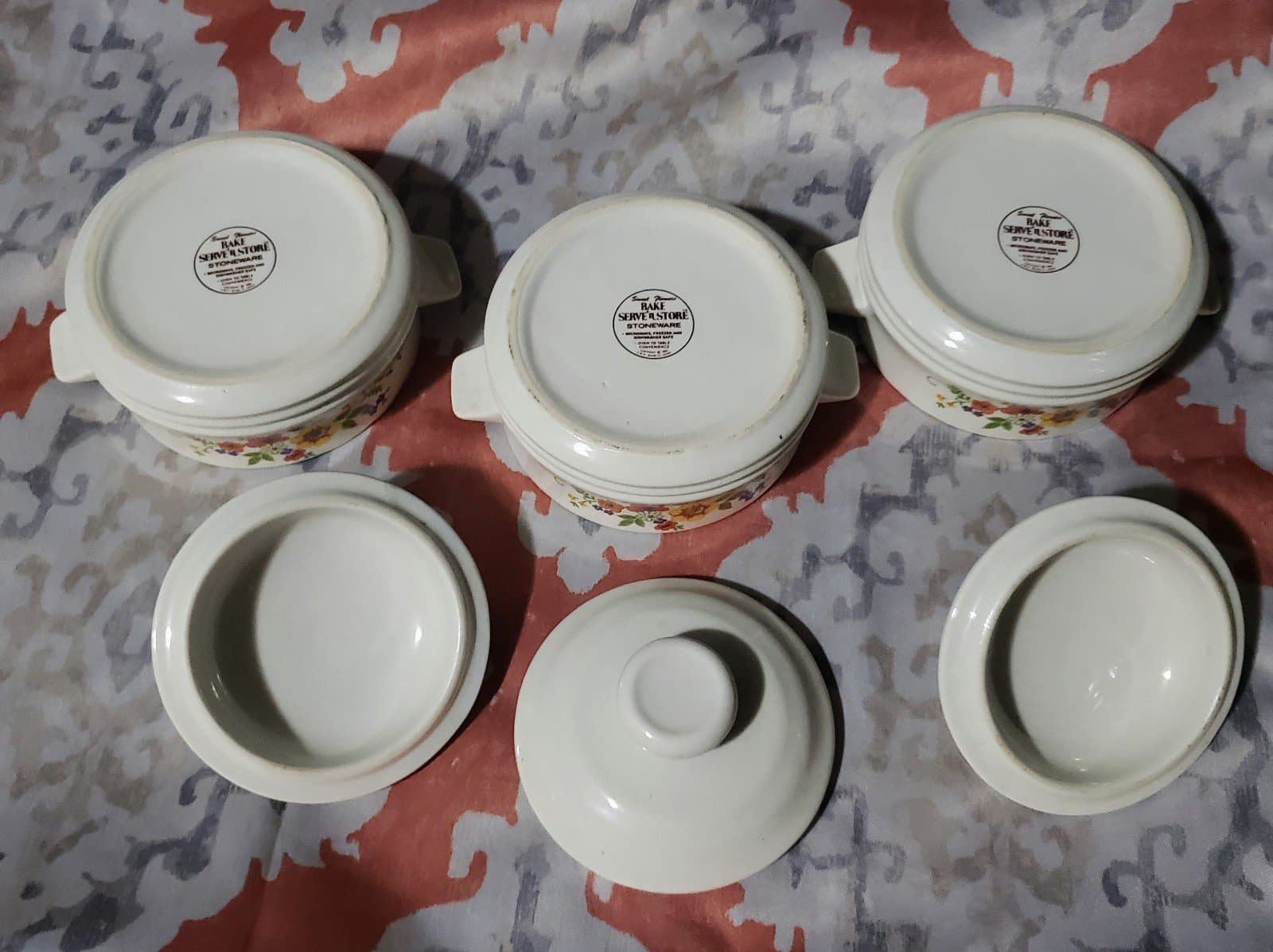 1980 Sweet Flowers Bake Serve and Store Stoneware Covered Dishes ( set of 3) - Thumbnail 4