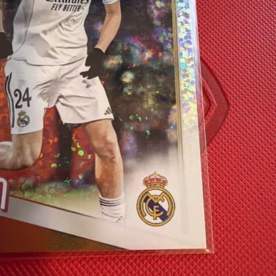 Topps Dean Huijsen Real Madrid 39 Tiny Diamonds Foil UEFA Champions League 2026 - Thumbnail 4