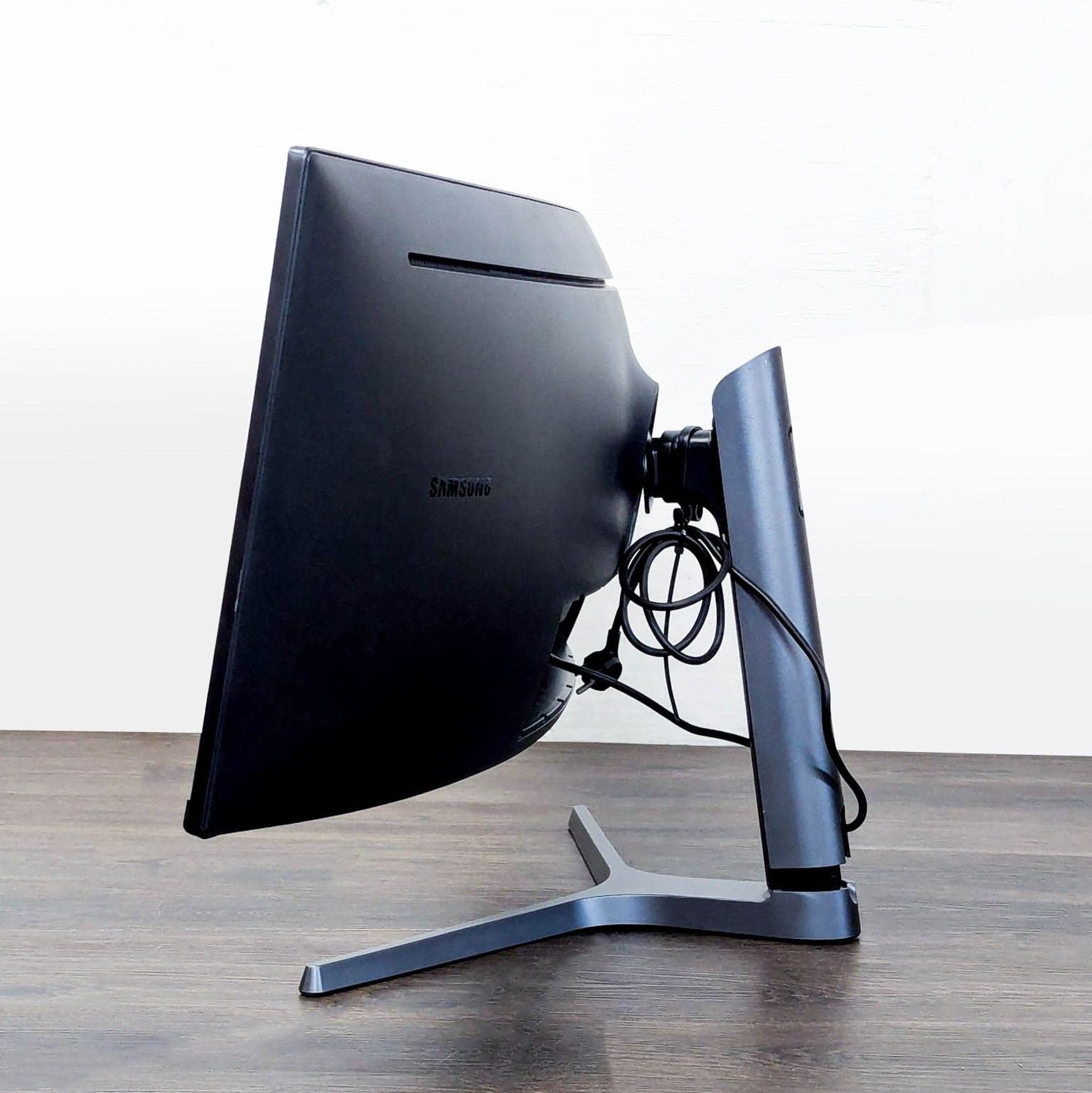 Samsung Ultra-Wide Curved Monitor – Immersive 49" Display - Thumbnail 5