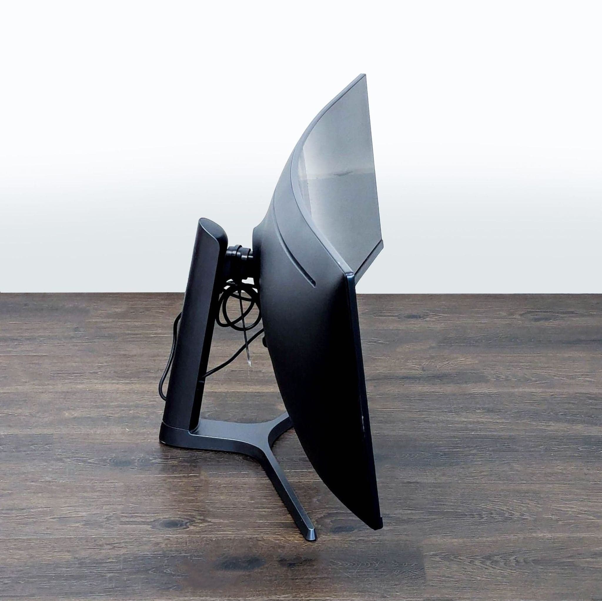 Samsung Ultra-Wide Curved Monitor – Immersive 49" Display - Thumbnail 3