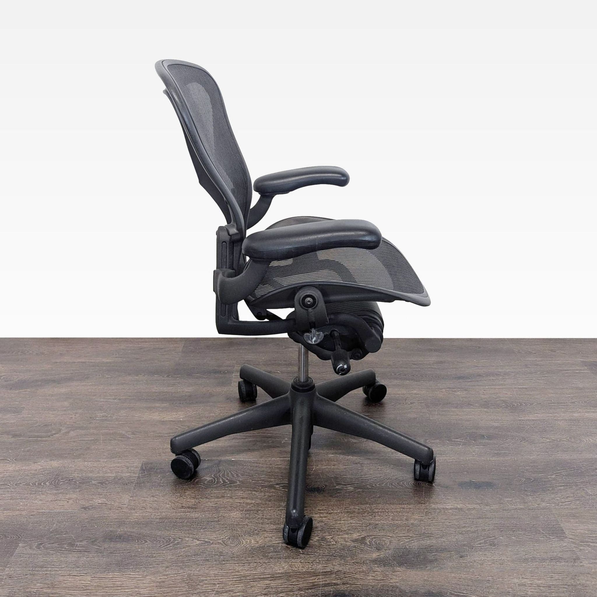 Herman Miller Aeron Ergonomic Mesh Office Chair - Adjustable Armrests - Thumbnail 8