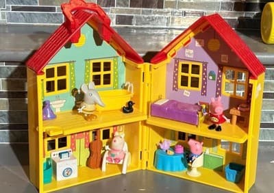 Peppa Pig's Deluxe House, With Friends & Accessories!! - Image 1