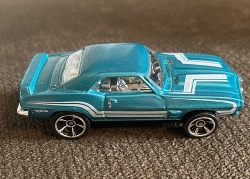 Hot Wheels 2010 #88 Muscle Mania #10 '69 Pontiac Firebird T/A Teal/White Stripes - Image 1