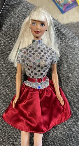 1999 MATTEL Special Edition Valentine Barbie NEAR MINT - Thumbnail 2