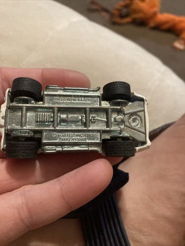 Hot Wheels California Customs Classic Cobra White Real Riders Gray Hubs 1/64 - Thumbnail 4